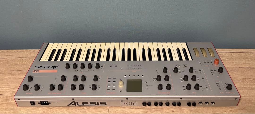 Alesis ion シンセサイザー 49鍵盤　ハードケース付き 動作確認済み。