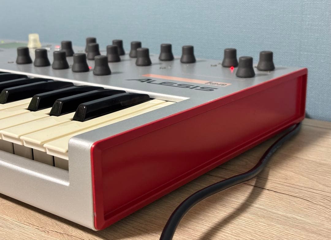 Alesis ion シンセサイザー 49鍵盤　ハードケース付き 動作確認済み。