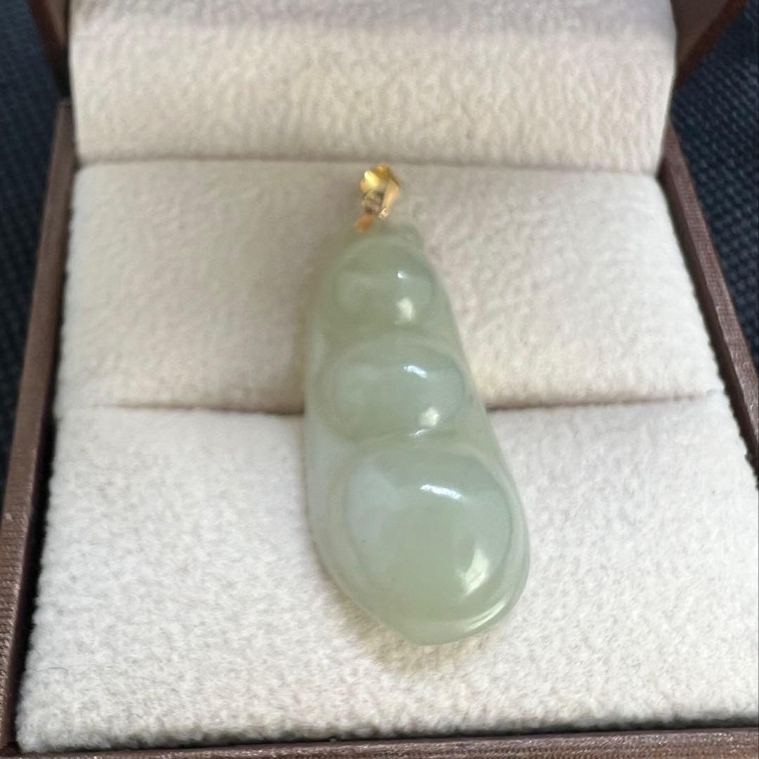 18k使用和田玉翡翠ライトグリーン枝豆型のペンダントトップAB1047