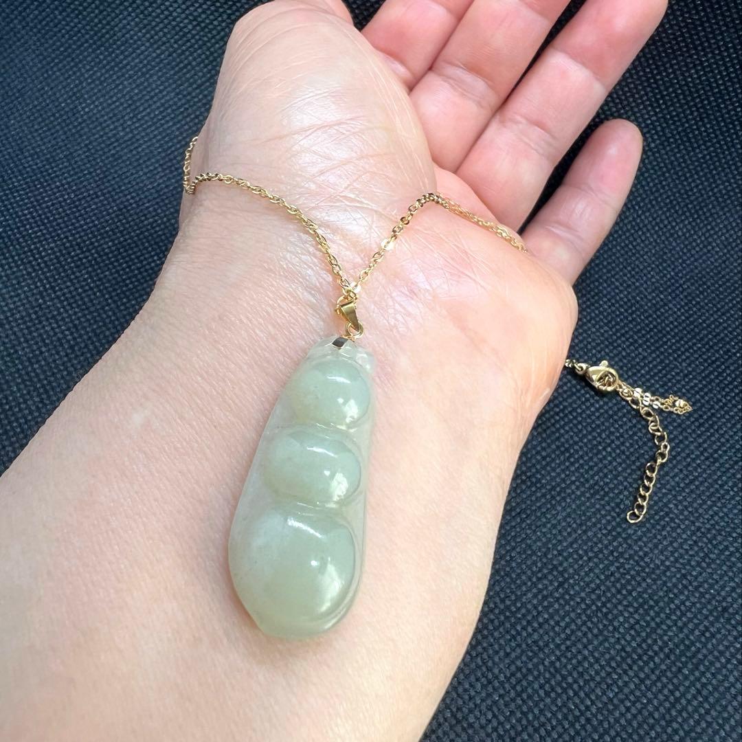 18k使用和田玉翡翠ライトグリーン枝豆型のペンダントトップAB1047