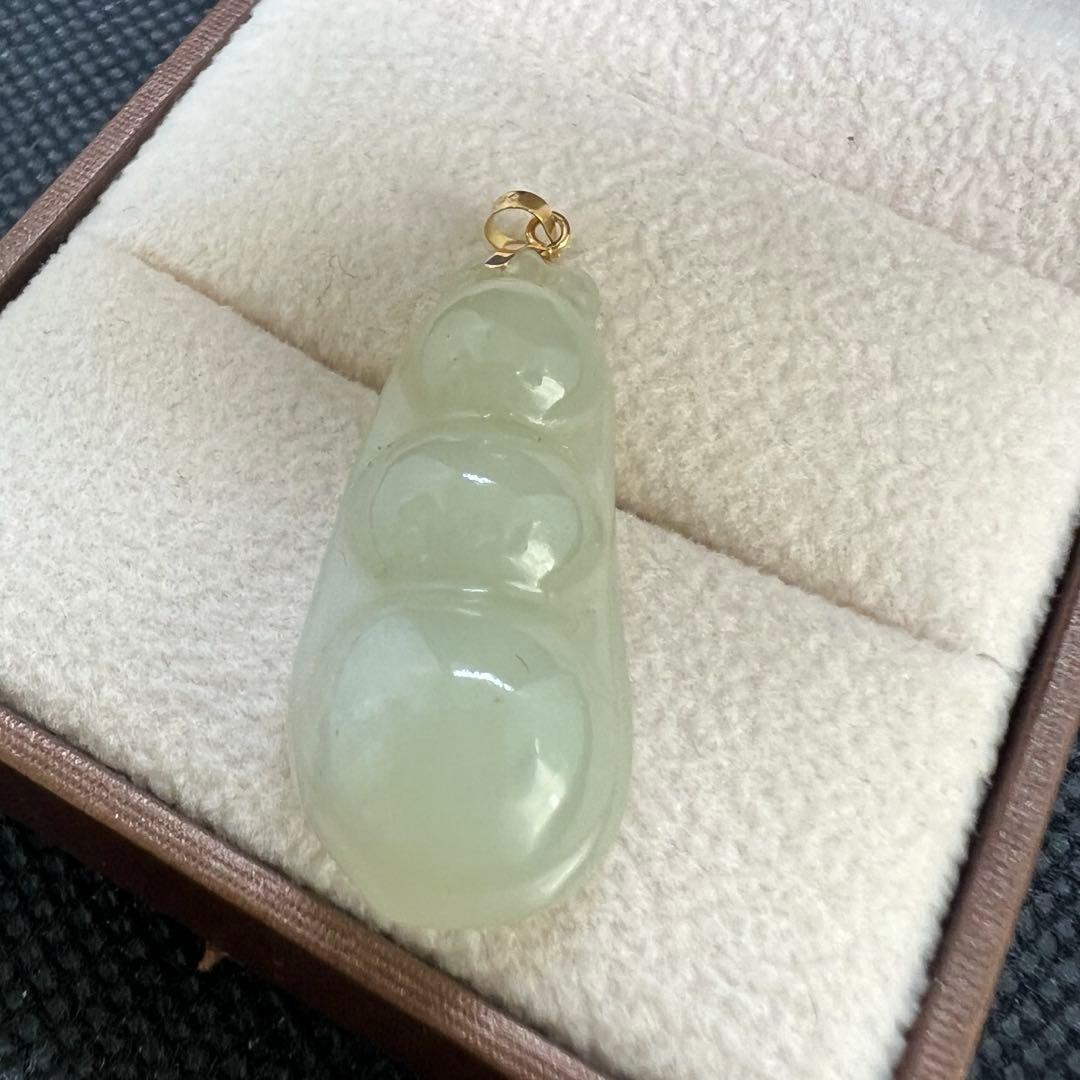 18k使用和田玉翡翠ライトグリーン枝豆型のペンダントトップAB1047