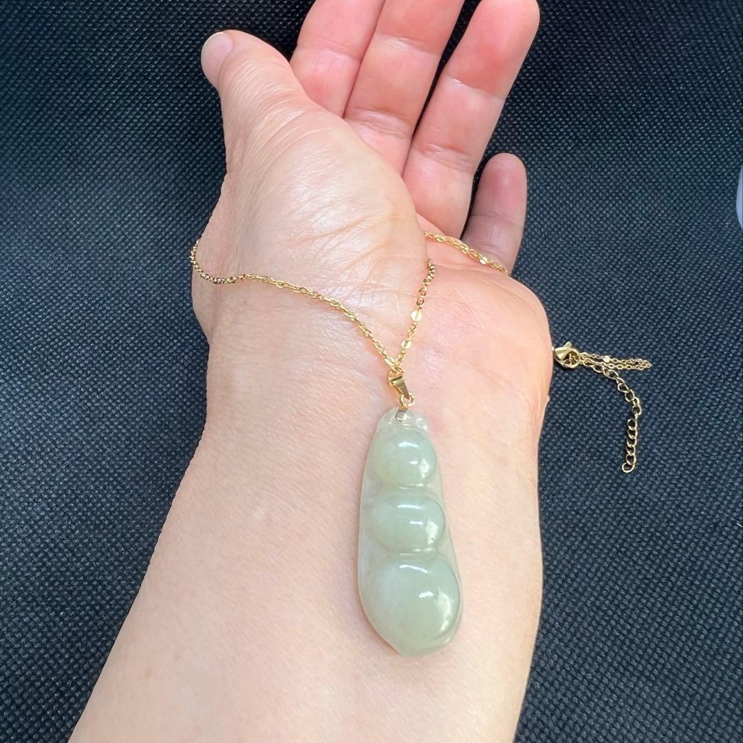 18k使用和田玉翡翠ライトグリーン枝豆型のペンダントトップAB1047