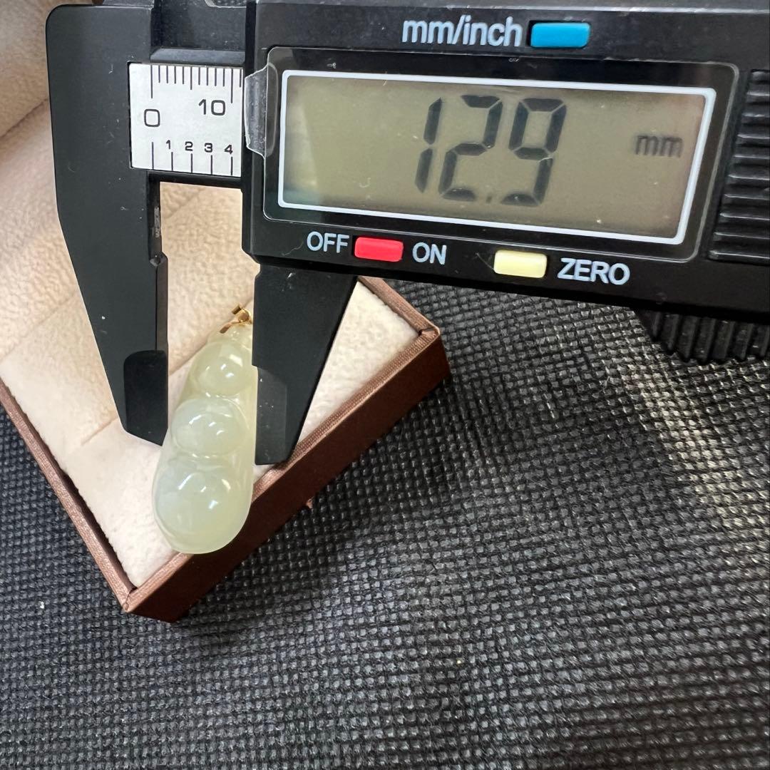 18k使用和田玉翡翠ライトグリーン枝豆型のペンダントトップAB1047