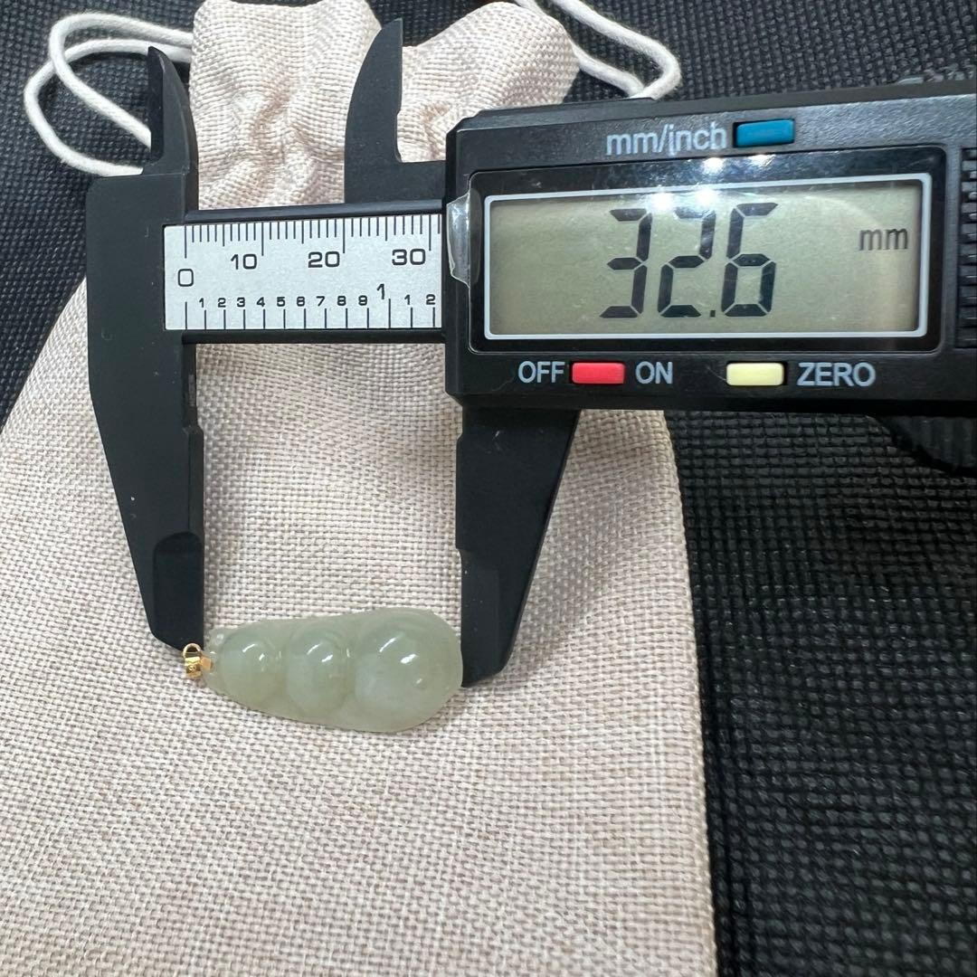 18k使用和田玉翡翠ライトグリーン枝豆型のペンダントトップAB1047