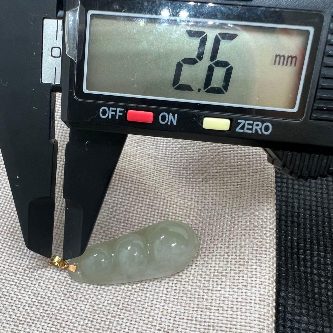 18k使用和田玉翡翠ライトグリーン枝豆型のペンダントトップAB1047