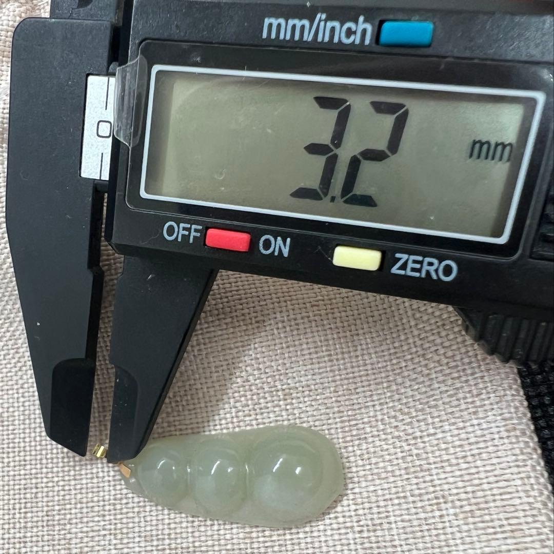 18k使用和田玉翡翠ライトグリーン枝豆型のペンダントトップAB1047