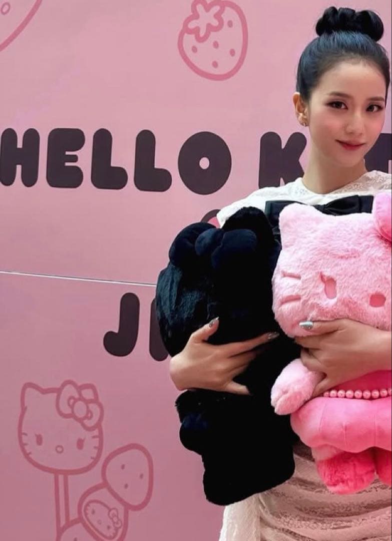 【数量限定】HELLO KITTY × JISOO 40cm ぬいぐるみ 黒