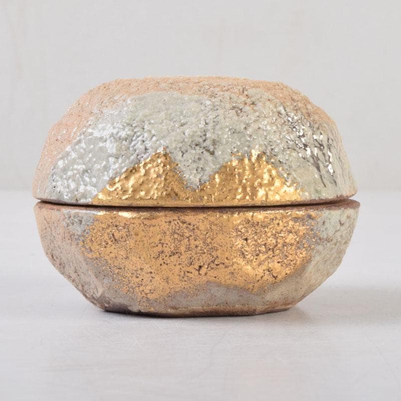 茶道具　小川勲作　金彩　残雪　香合　共箱　V　8775