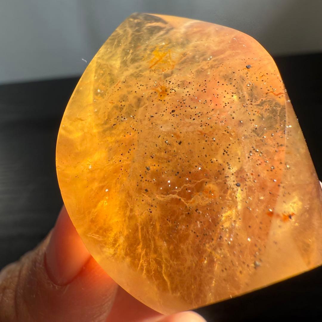 【はち】天然石パイライト共生フローライトのポイント　置物NO.010504