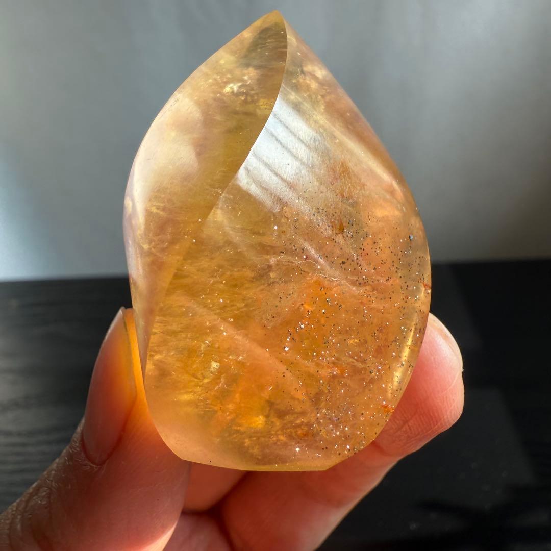 【はち】天然石パイライト共生フローライトのポイント　置物NO.010504