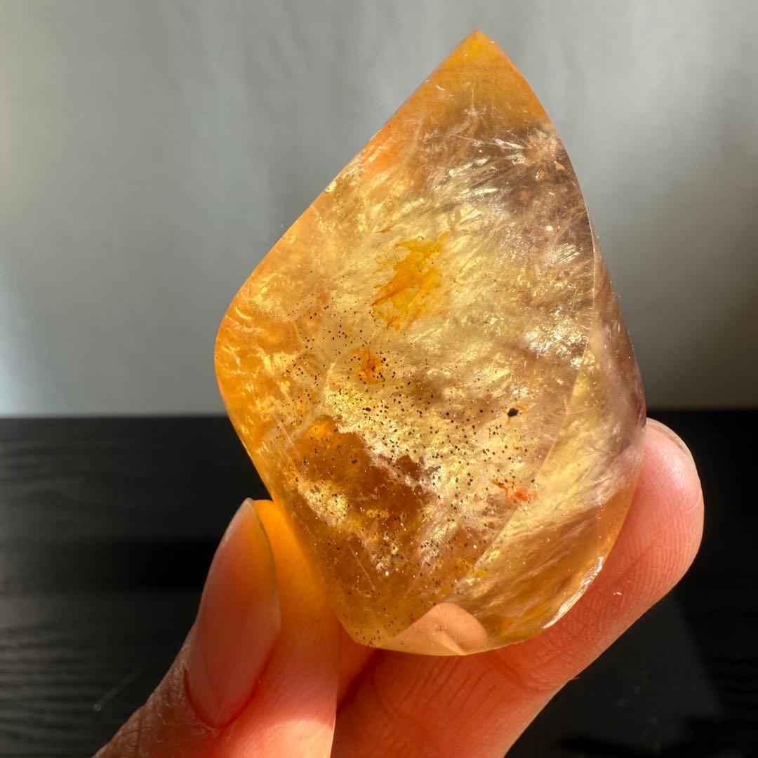 【はち】天然石パイライト共生フローライトのポイント　置物NO.010504