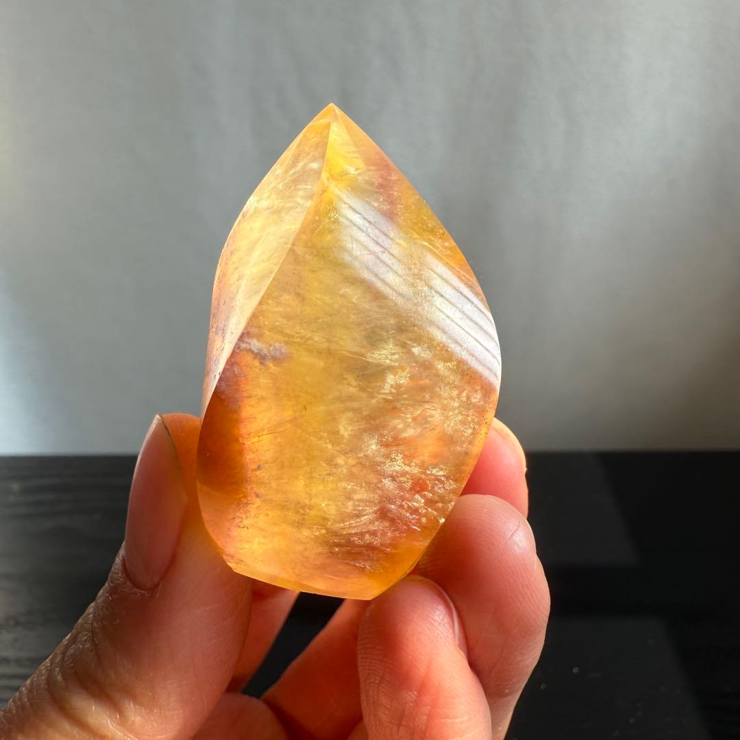 【はち】天然石パイライト共生フローライトのポイント　置物NO.010504