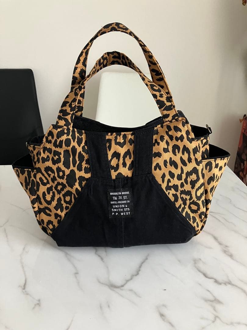 687 大きめヒョウ柄デニムリメイクバック　黒オーバーオールデニム　ハンドメイド