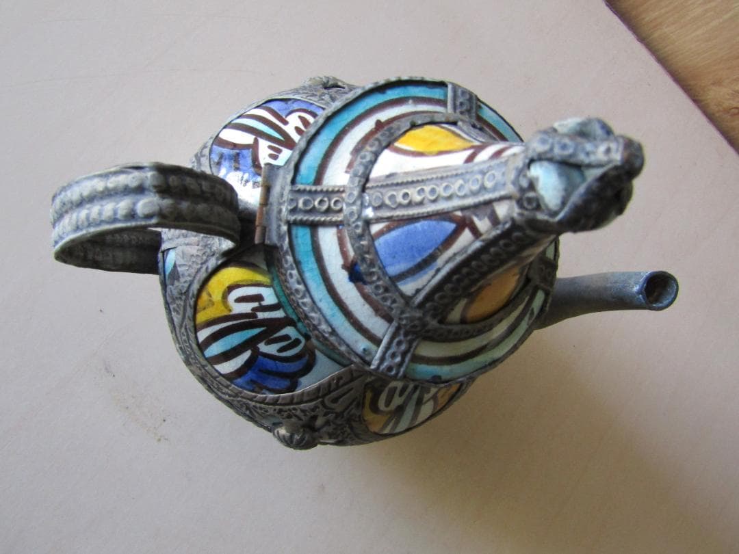 モロッコ　装飾的な金属製ティーポット