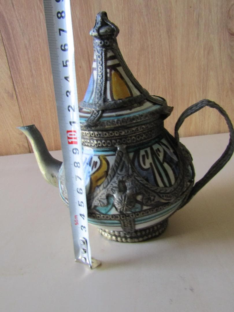 モロッコ　装飾的な金属製ティーポット