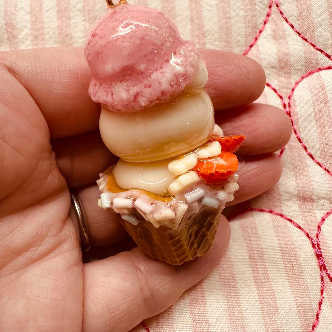 【1点のみ】くまさんいちごのワッフルパフェ