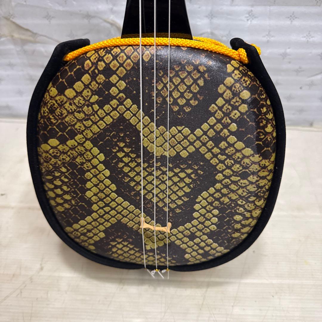 沖縄三線 三味線 和楽器 蛇柄 金色刺繍 ケース付き