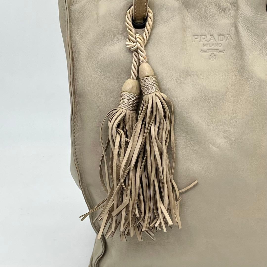 PRADA トートバッグ 肩掛け ロゴ型押し タッセル ナッパレザー ベージュ