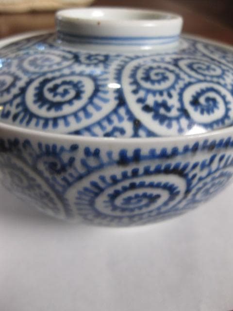 たこ唐草模様の蓋付き茶碗