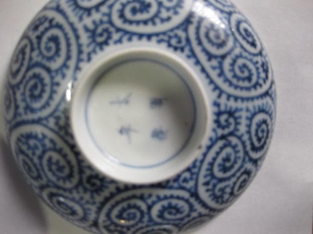 たこ唐草模様の蓋付き茶碗