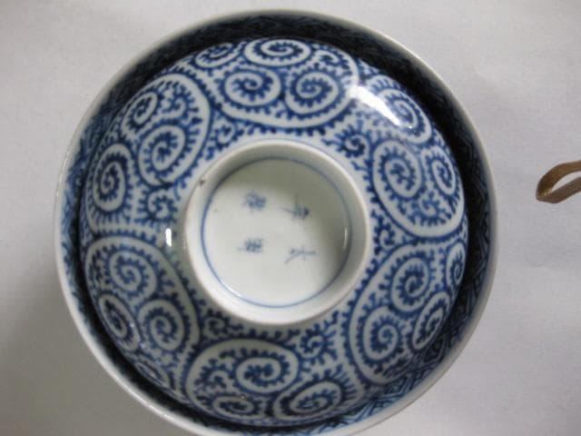 たこ唐草模様の蓋付き茶碗
