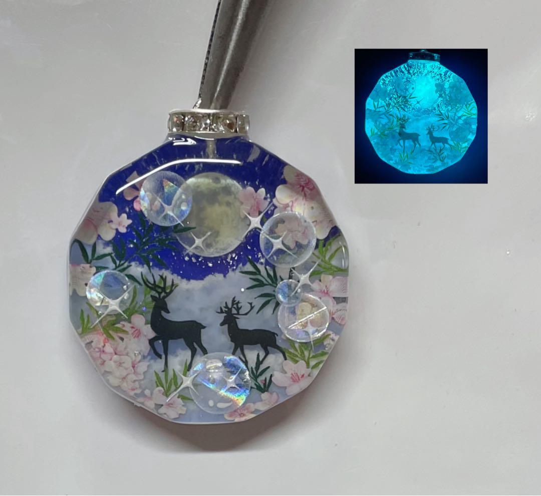 SARA/雲の上に住む親子鹿　桜　蓄光　オルゴナイトキーホルダー