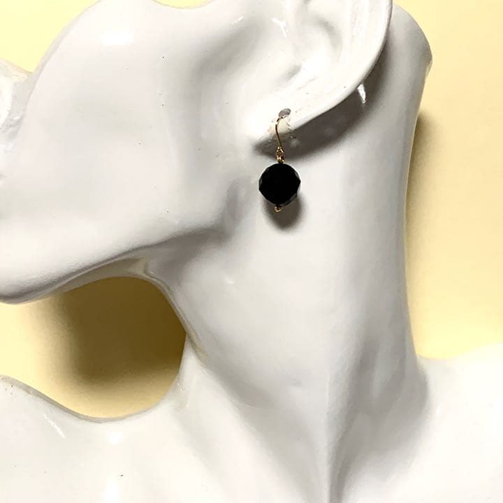 【Rtav】K18 オニキス 12mm 64面ラウンドカット フックピアス