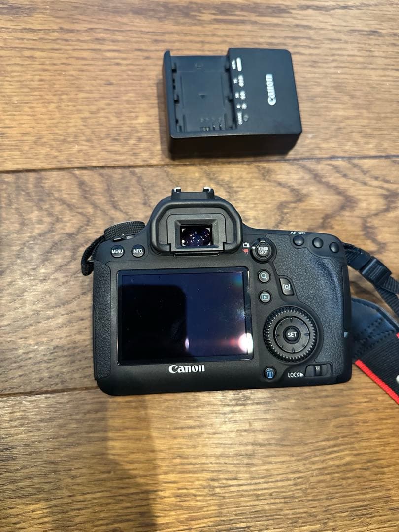 美品　Canon EOS 6D 本体 バッテリー充電器付き
