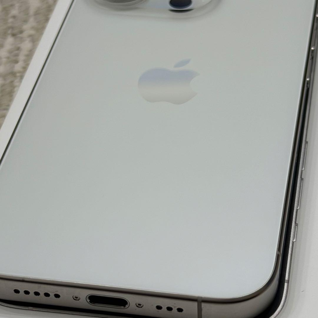 Apple iPhone15Pro本体ホワイトチタニウム256GB SIMフリー
