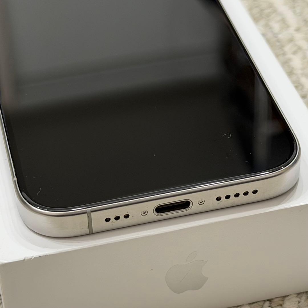 Apple iPhone15Pro本体ホワイトチタニウム256GB SIMフリー