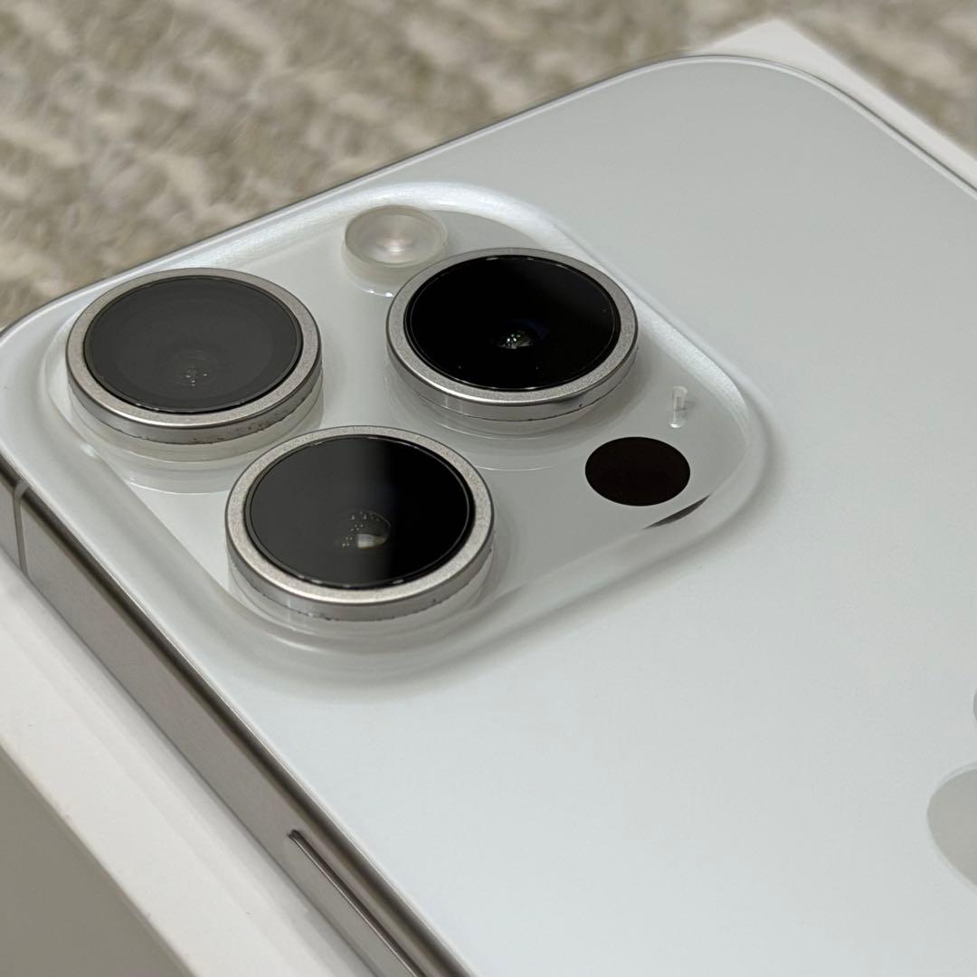 Apple iPhone15Pro本体ホワイトチタニウム256GB SIMフリー