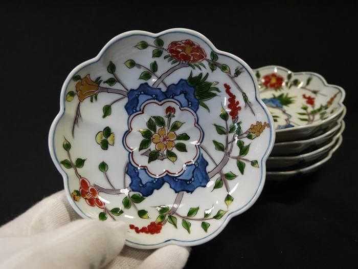 有田焼　源右衛門窯　染錦草花文　小皿　銘々皿５枚組　見込み桜花