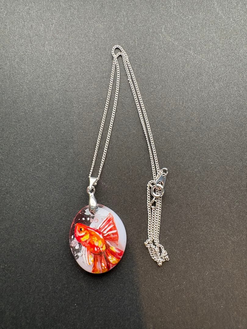 金魚デザインのペンダント