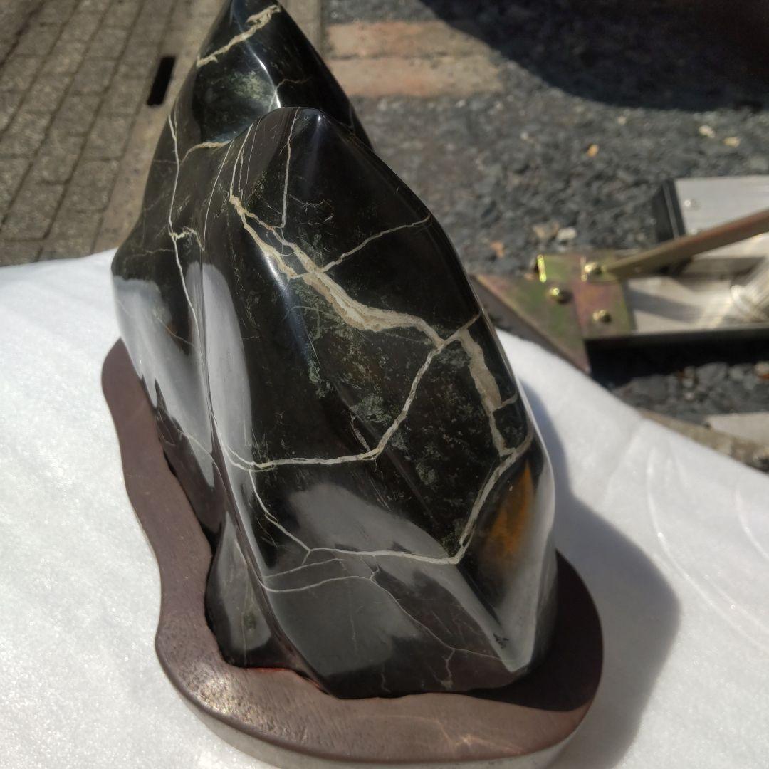 黒い石の彫刻 有機的な形状