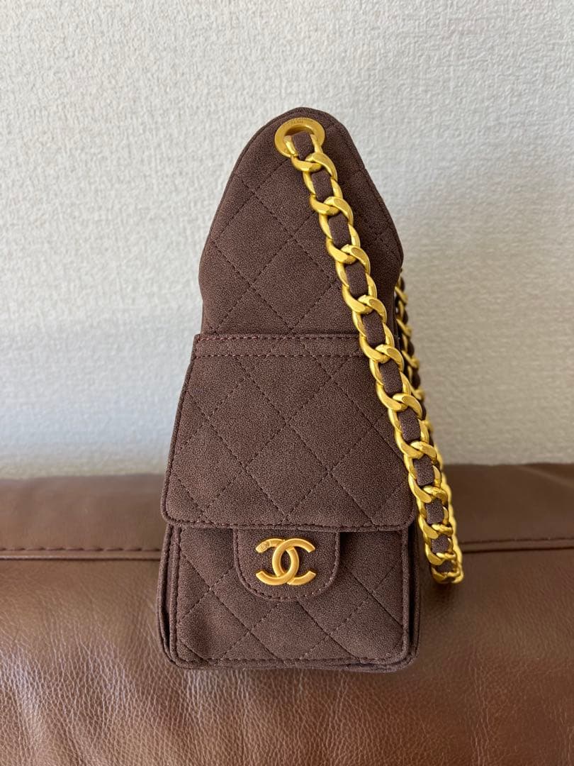 ブラウンのスエードキルティングショルダーバッグ、ゴールドチェーン付き