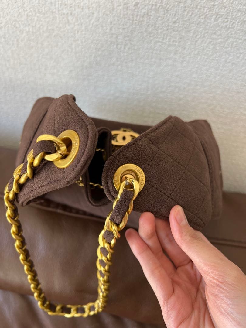 ブラウンのスエードキルティングショルダーバッグ、ゴールドチェーン付き