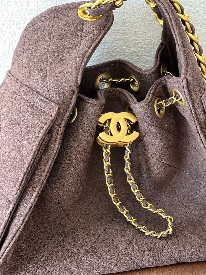 ブラウンのスエードキルティングショルダーバッグ、ゴールドチェーン付き