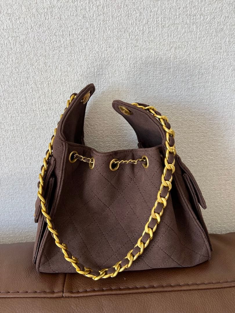 ブラウンのスエードキルティングショルダーバッグ、ゴールドチェーン付き