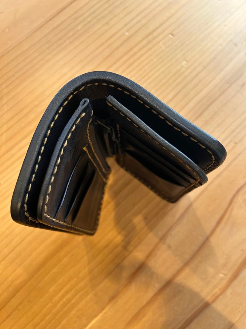 黒レザー二つ折りミドルウォレット