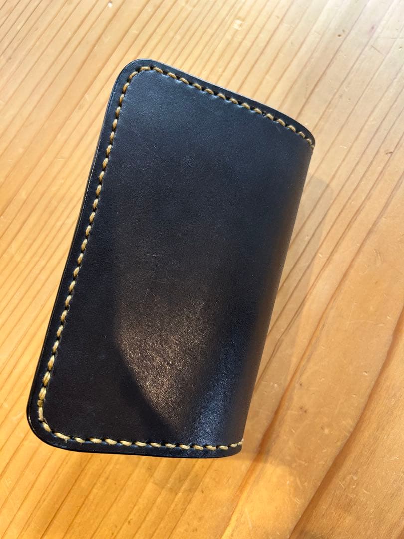 黒レザー二つ折りミドルウォレット