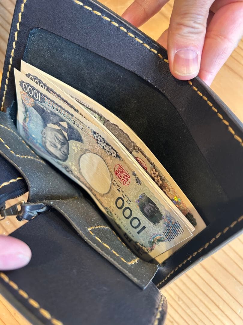 黒レザー二つ折りミドルウォレット