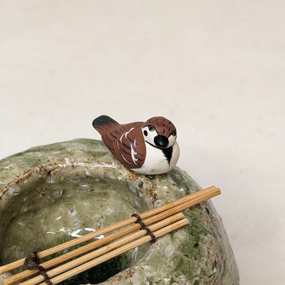 【フォロー割・新品】 つくばいに雀　ミニチュア　インテリア　蹲　スズメ　つくばい
