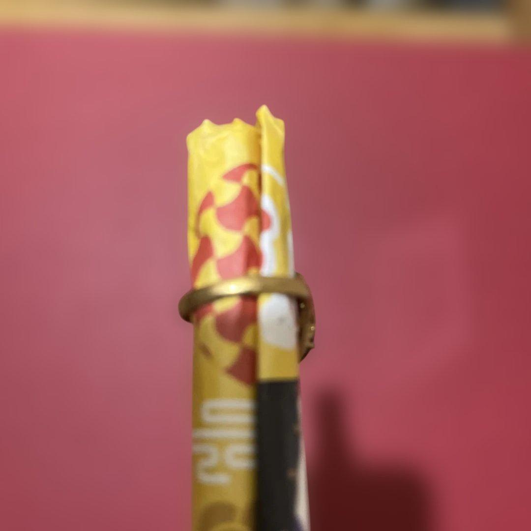 金色の赤い宝石付きリング