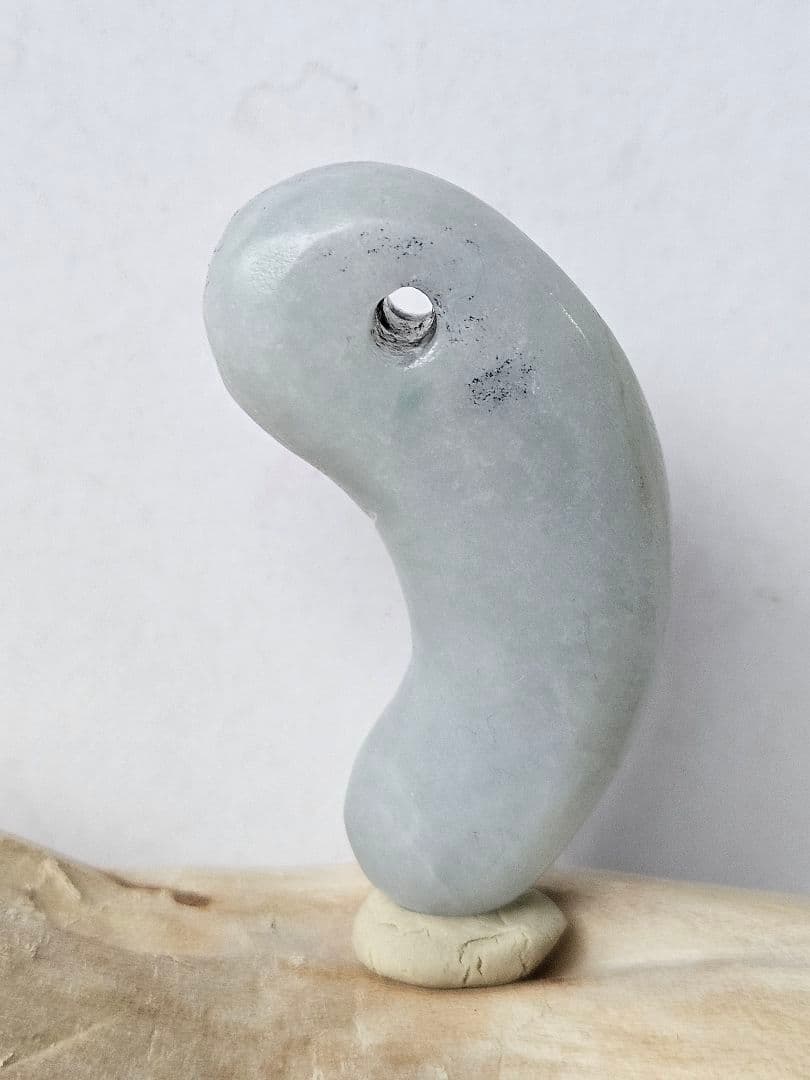 水色　翡翠勾玉