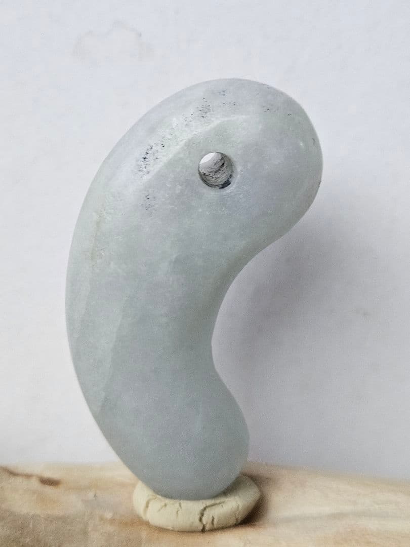 水色　翡翠勾玉
