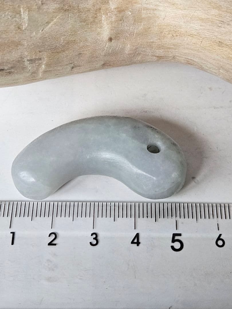水色　翡翠勾玉
