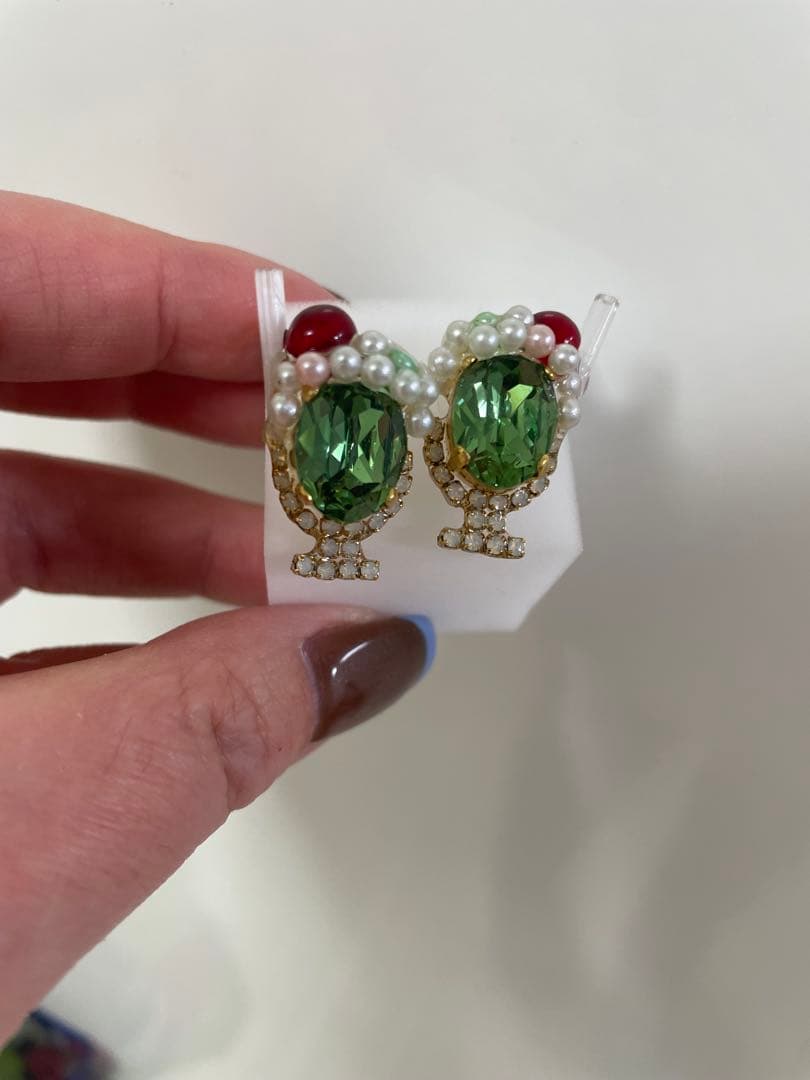 tama 緑色オーバル型ビーズピアス クリームソーダ