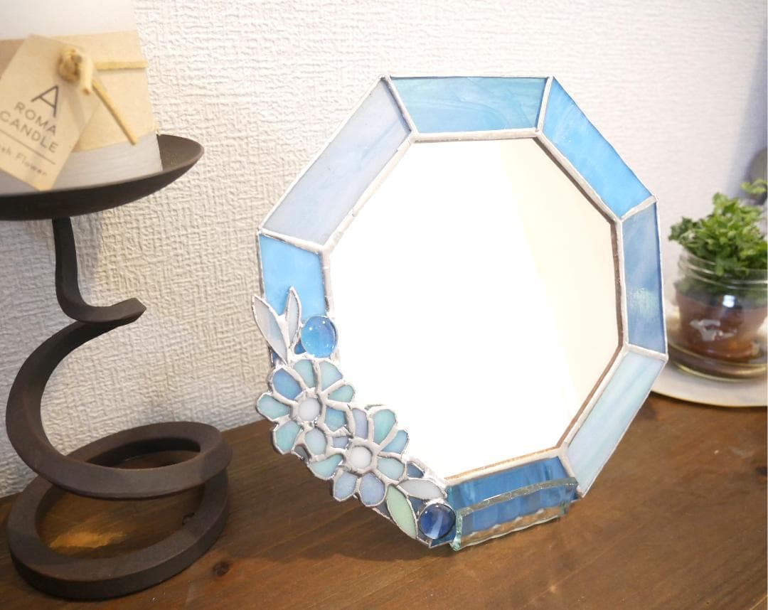 ✴︎:.。淡いブルーの八角形鏡♪　(size20㎝/max21）　ステンドグラス