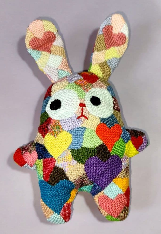 カラフルなハート柄のウサギぬいぐるみ
