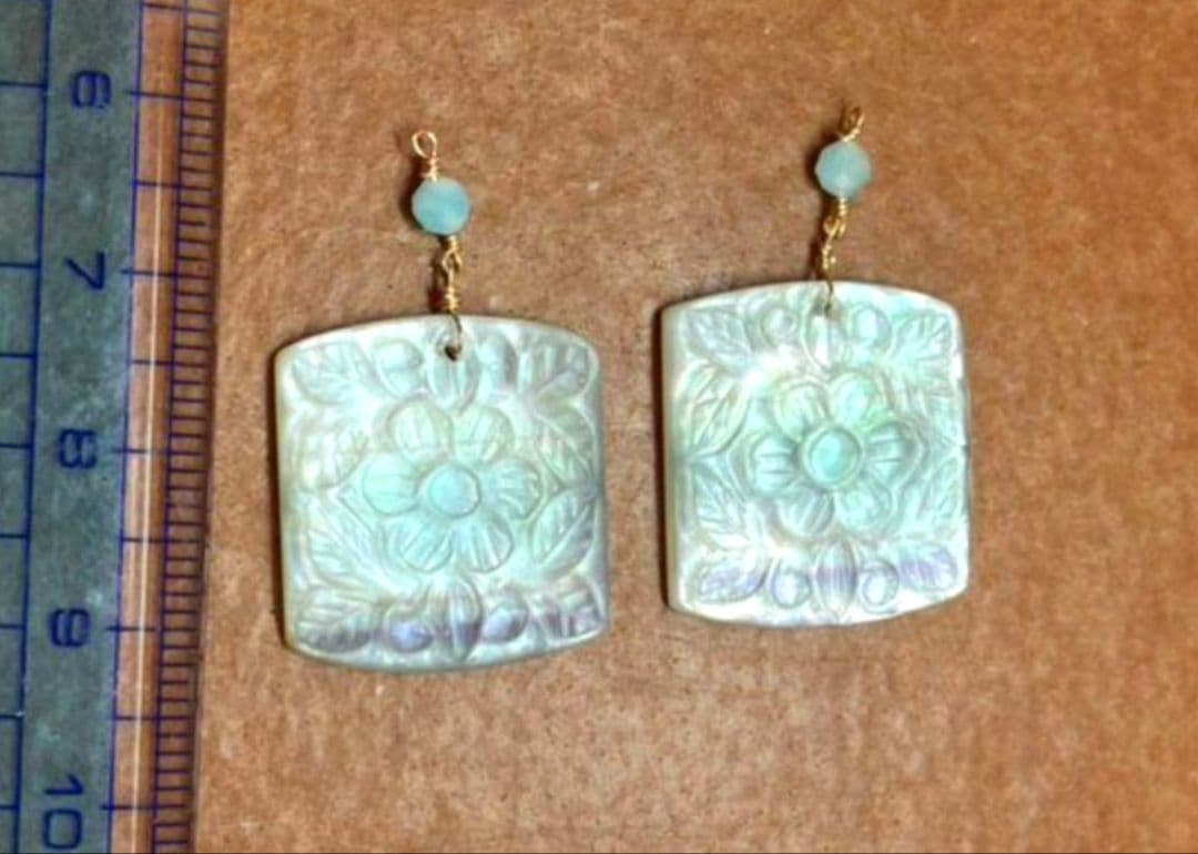 14kgfフローライトスクエアカービング ピアスチャーム